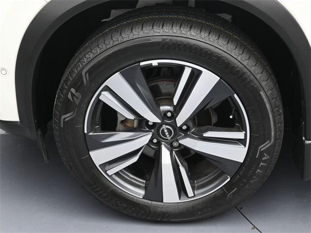 Photo of 2023 Pearl White Tricoat Nissan Rogue