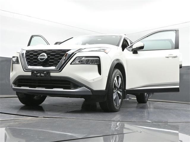Photo of 2023 Pearl White Tricoat Nissan Rogue