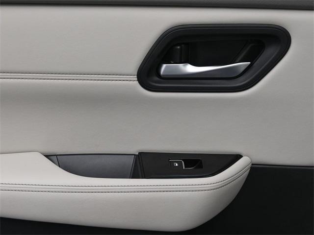 Photo of 2023 Pearl White Tricoat Nissan Rogue