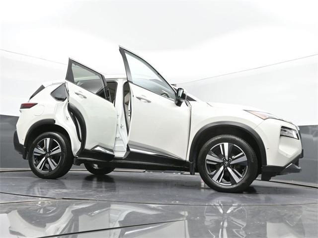 Photo of 2023 Pearl White Tricoat Nissan Rogue