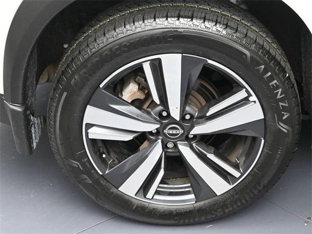 Photo of 2023 Pearl White Tricoat Nissan Rogue