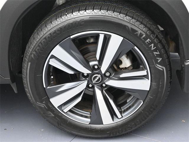 Photo of 2023 Pearl White Tricoat Nissan Rogue