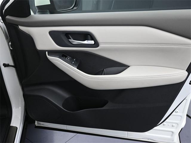 Photo of 2023 Pearl White Tricoat Nissan Rogue