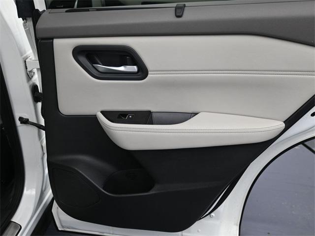 Photo of 2023 Pearl White Tricoat Nissan Rogue