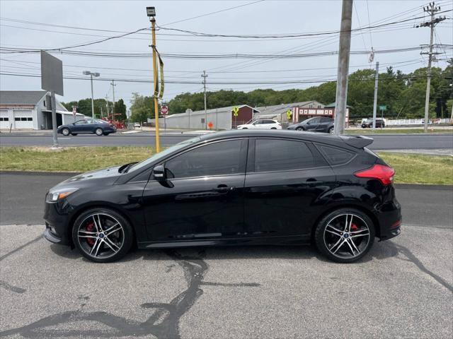 Photo of 2018 Shadow Black Ford Focus ST