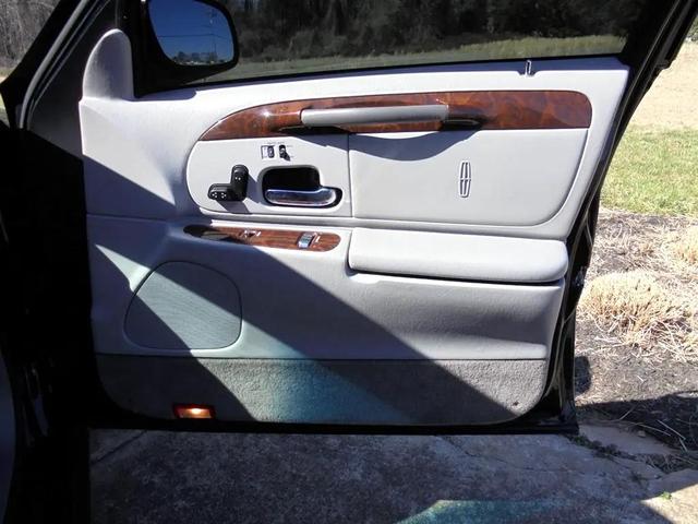 Photo of 2002 Black Clearcoat Lincoln Town Car