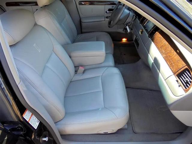 Photo of 2002 Black Clearcoat Lincoln Town Car
