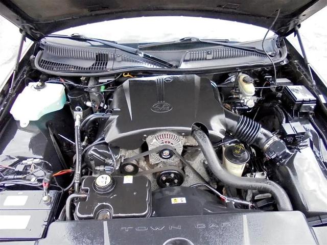 Photo of 2002 Black Clearcoat Lincoln Town Car
