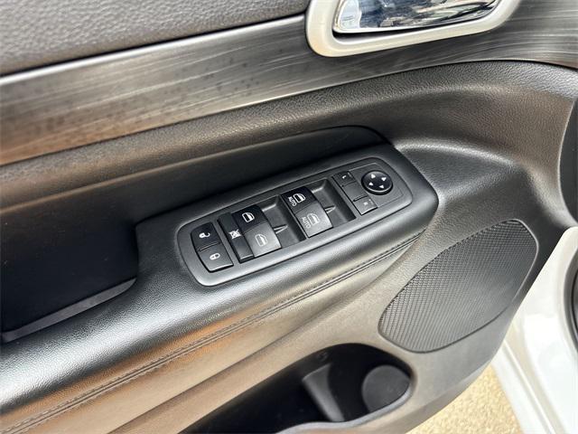 Photo of 2019 Bright White Clearcoat Jeep Grand Cherokee
