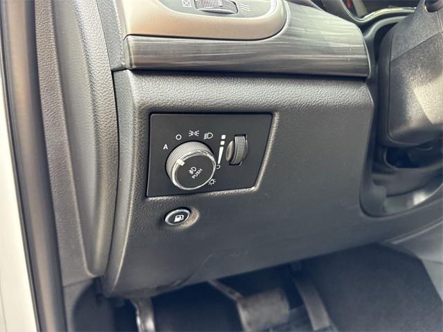 Photo of 2019 Bright White Clearcoat Jeep Grand Cherokee