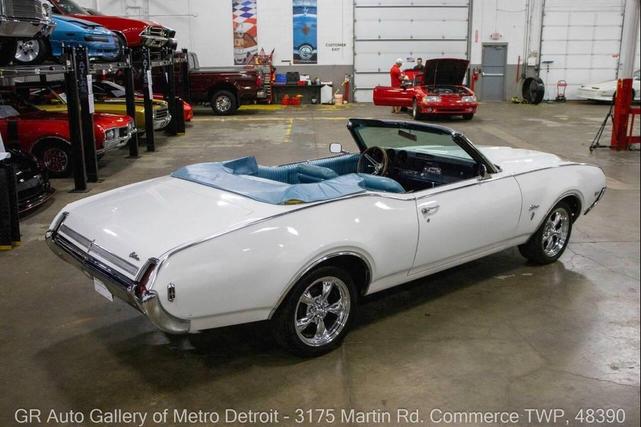 Photo of 1969 White Oldsmobile Cutlass