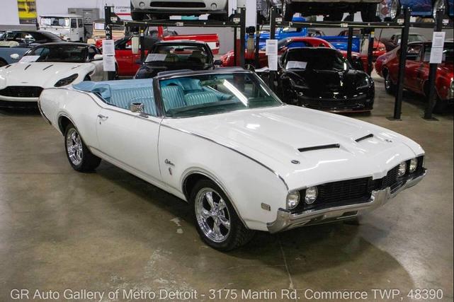 Photo of 1969 White Oldsmobile Cutlass