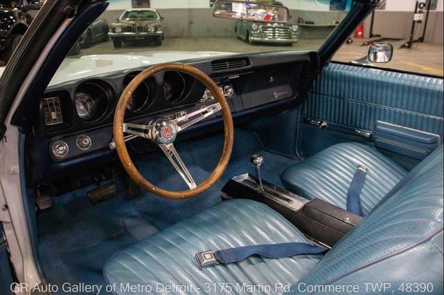 Photo of 1969 White Oldsmobile Cutlass