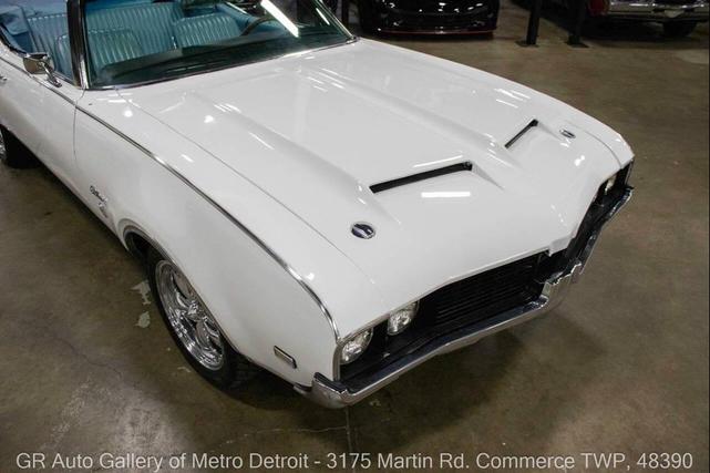 Photo of 1969 White Oldsmobile Cutlass