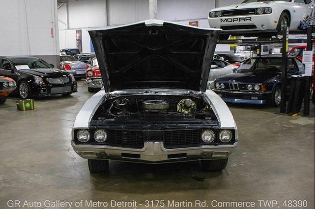 Photo of 1969 White Oldsmobile Cutlass