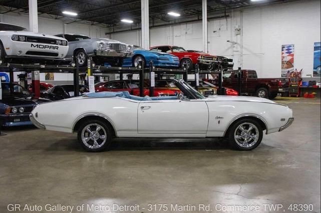 Photo of 1969 White Oldsmobile Cutlass