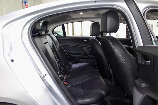 Photo of 2018 Indus Silver Metallic Jaguar XE