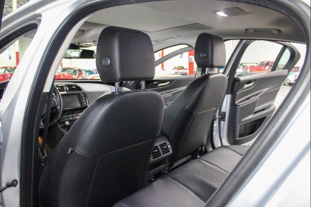 Photo of 2018 Indus Silver Metallic Jaguar XE