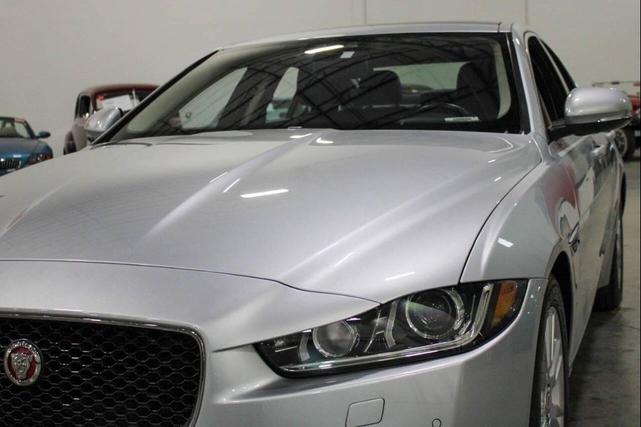 Photo of 2018 Indus Silver Metallic Jaguar XE