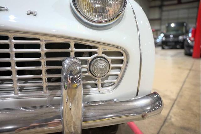 Photo of 1959 White Triumph TR3