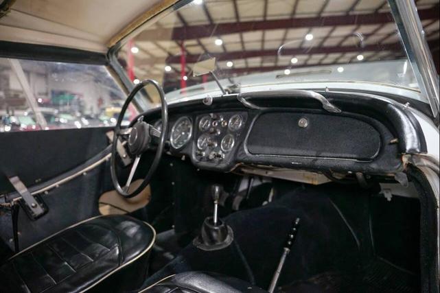 Photo of 1959 White Triumph TR3