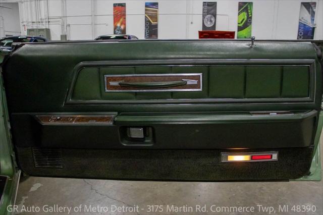 Photo of 1972 Green Lincoln Continental