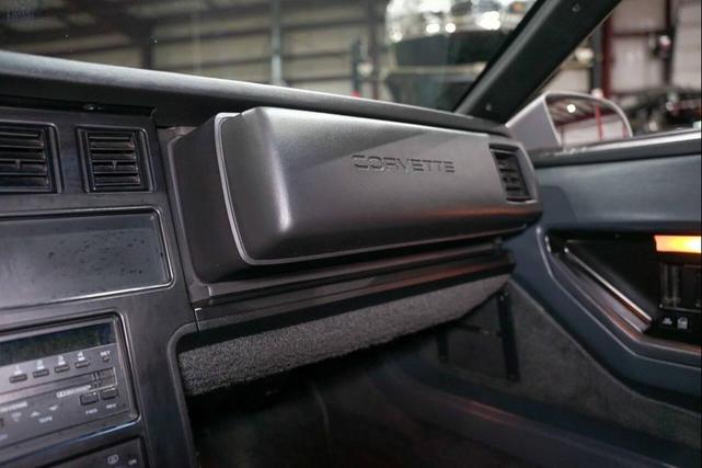 Photo of 1985 Silver Chevrolet Corvette