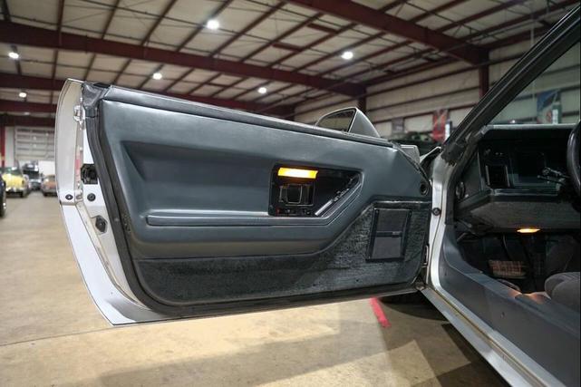 Photo of 1985 Silver Chevrolet Corvette