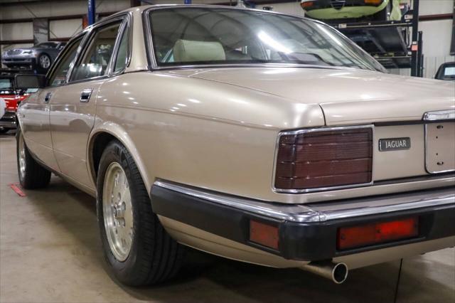 Photo of 1994 Gold Jaguar XJ6