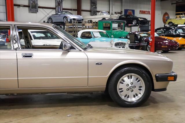 Photo of 1994 Gold Jaguar XJ6