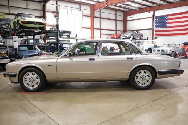 Photo of 1994 Gold Jaguar XJ6