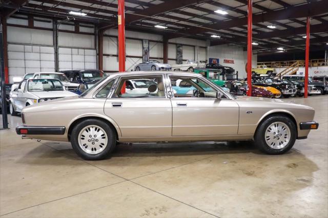 Photo of 1994 Gold Jaguar XJ6