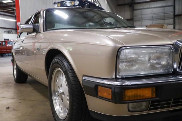 Photo of 1994 Gold Jaguar XJ6
