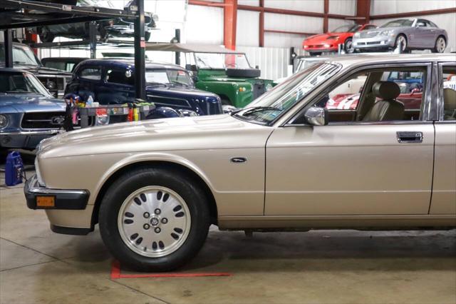 Photo of 1994 Gold Jaguar XJ6