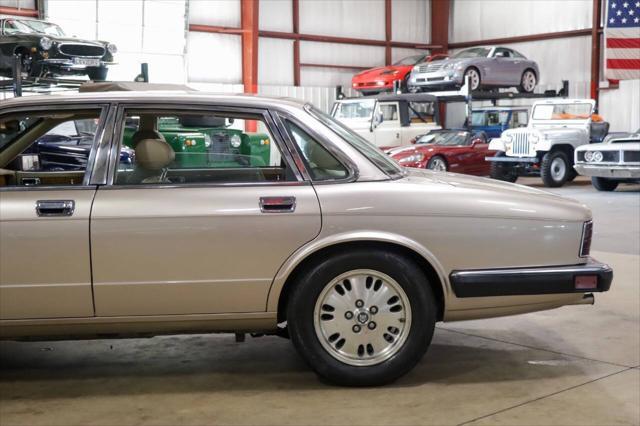 Photo of 1994 Gold Jaguar XJ6