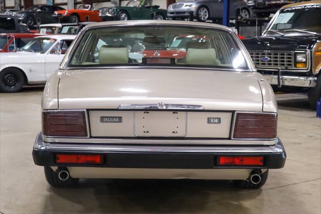 Photo of 1994 Gold Jaguar XJ6