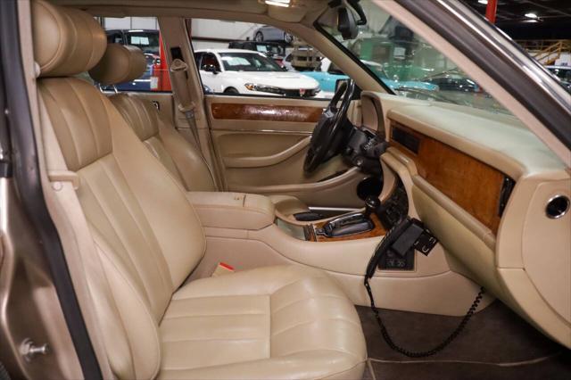Photo of 1994 Gold Jaguar XJ6