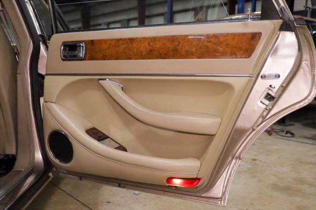Photo of 1994 Gold Jaguar XJ6