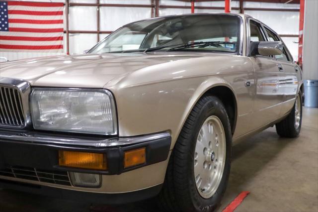 Photo of 1994 Gold Jaguar XJ6