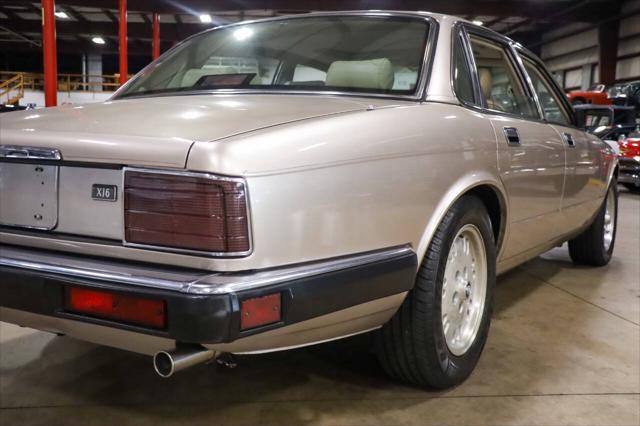 Photo of 1994 Gold Jaguar XJ6