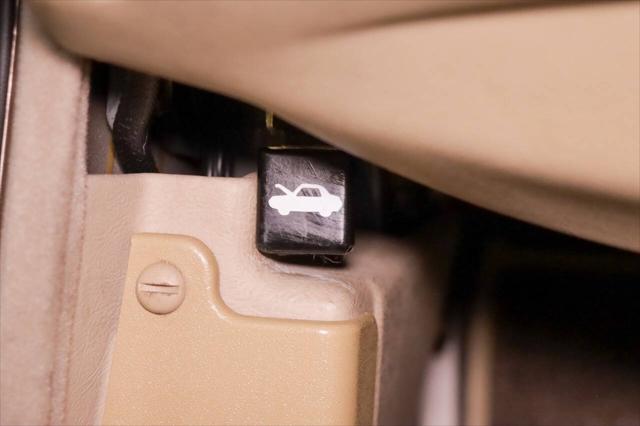 Photo of 1994 Gold Jaguar XJ6