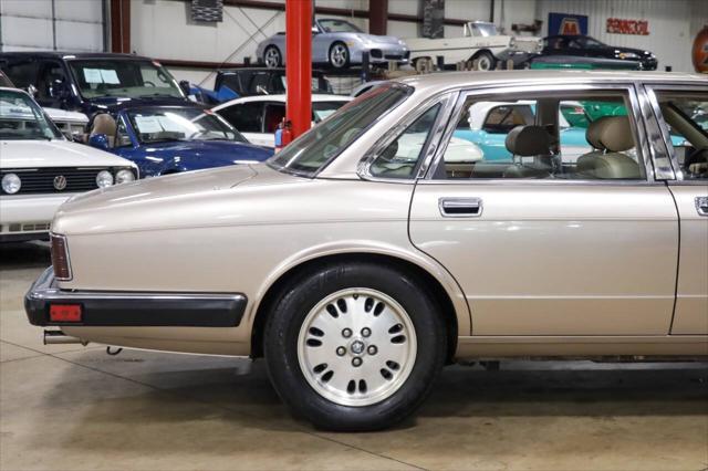 Photo of 1994 Gold Jaguar XJ6