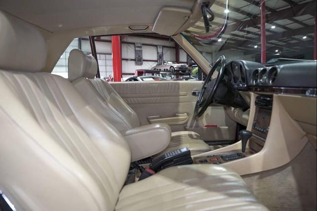 Photo of 1986 Red Mercedes-Benz S-Class