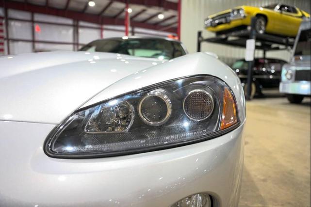 Photo of 2004 Silver Dodge Viper
