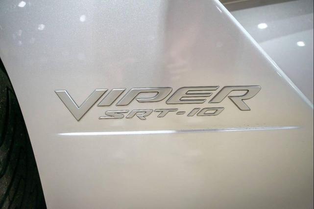 Photo of 2004 Silver Dodge Viper