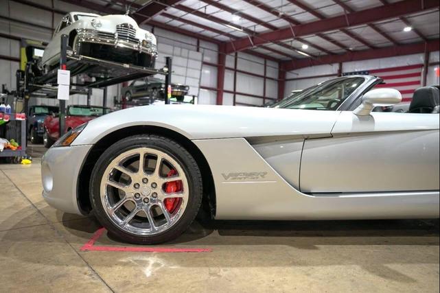 Photo of 2004 Silver Dodge Viper