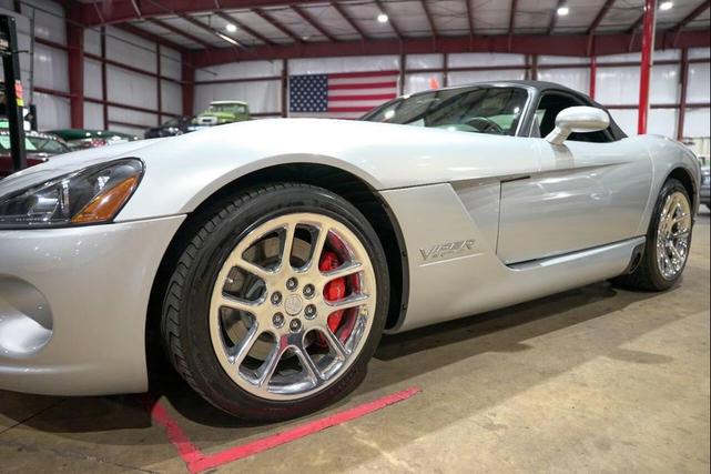 Photo of 2004 Silver Dodge Viper