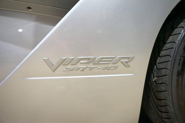Photo of 2004 Silver Dodge Viper