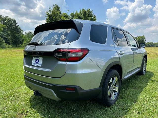 Photo of 2023 Lunar Silver Metallic Honda Pilot
