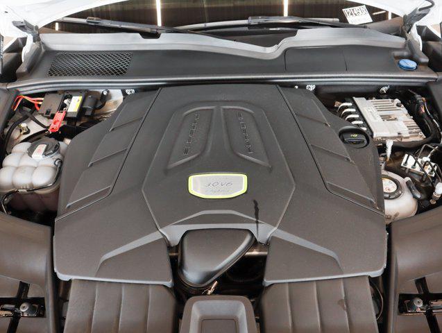 Photo of 2023 Carrara Wht Porsche Cayenne
